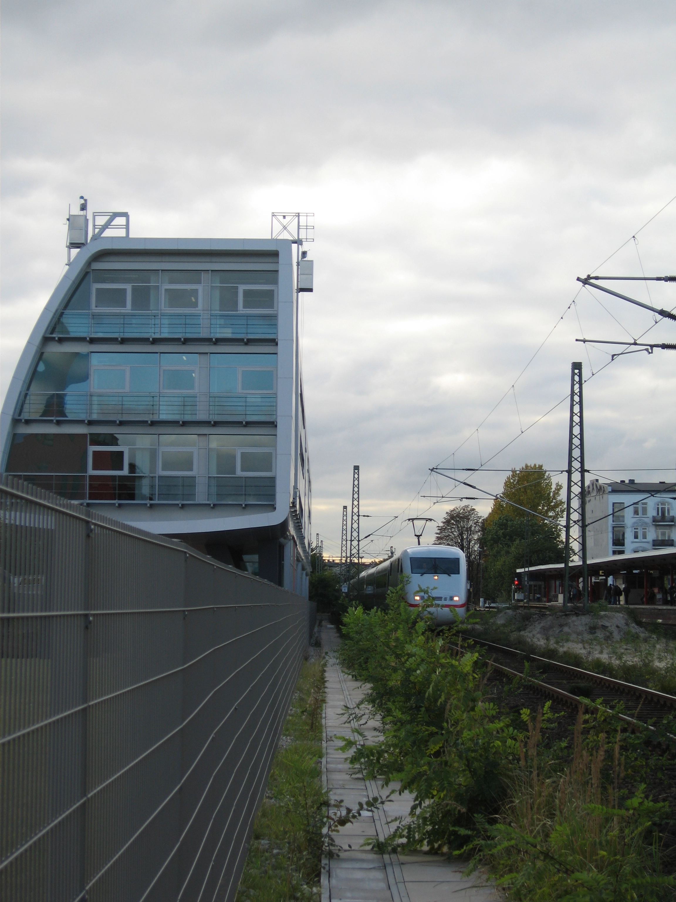 Voies ferrées à proximité d'un bâtiment